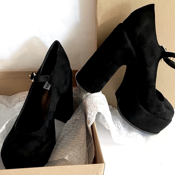 Steve Madden Shoes - NWT Steve Madden Y2K Platform Velvety Chunky Mary Janes with buckle.Size 9